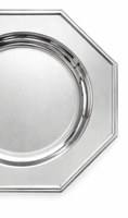 Assiette de service hexagonale classique en aluminium argenté, idéale pour la table à manger à la maison et comme base de service simple et durable.