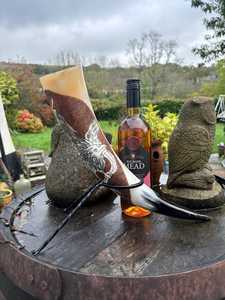 Corne à boire viking moderne, motif Fenrir/Corbeau d'Odin, écologique, faite à la main, durable, en corne de buffle, décoration d'intérieur, cadeau d'affaires, artisanat - Product Image 5
