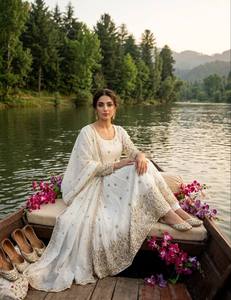 Ensemble Anarkali brodé blanc avec dupatta, longueur ras du sol, style traditionnel indien pakistanais, coupe ample en coton pour femme, idéal pour les mariages - Product Image 2