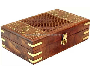 Boîte à bijoux carrée en bois moderne, artisanale, durable, avec sculptures, organisateur pour les cadeaux de bijoux pour femmes - Product Image 1