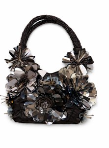 Elegantes bolsos metálicos con detalles florales en exhibición, perfectos para bodas nocturnas y uso casual, disponibles para la venta. - Product Image 4