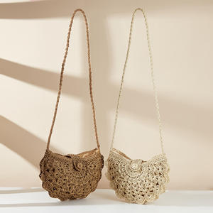 Añade un toque de gracia rústica con este hermoso bolso de hilo natural con una silueta de solapa curva y un asa delicada. - Product Image 5