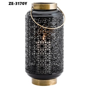 Fournisseur de chandeliers en fer forgé faits à la main de luxe pour l'hôtellerie haut de gamme et les intérieurs résidentiels, lanterne en métal noir en forme de colonne - Product Image 1