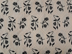 Tela Bordada de Algodón Blanco y Negro de Primera Calidad en Oferta - Material con Diseño Geométrico de Panal y Cordón Floral para Vestidos - Product Image 1