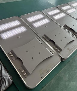 ไฟถนนโซลาร์เซลล์ออลอินวัน Tristar 100W พร้อมรีโมทคอนโทรล ติดตั้งบนผนัง DC กันน้ำ IP65 แสงสีขาว 5000K ตัวเรือนอะลูมิเนียมอัลลอยด์ สำหรับถนน - Product Image 3