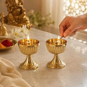Lampe à huile en laiton plaqué or avec figurine religieuse et motif de divinité Diwali pour la décoration de prière - Product Image 1