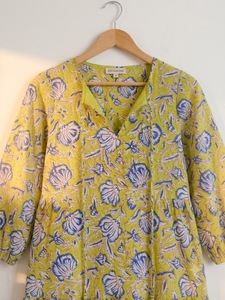 Robe trapèze à volants en coton lavable et écologique, imprimée à la main motif floral vert citron, avec taille naturelle et liens à pompons - Product Image 2