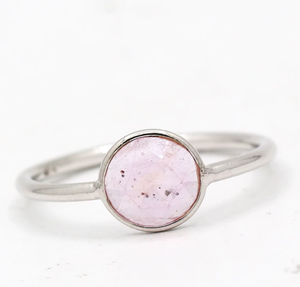 Bague de mariage artisanale en argent sterling 925 massif Memoria Jewels avec magnifique saphir rose serti clos, idéale pour un anniversaire - Product Image 6