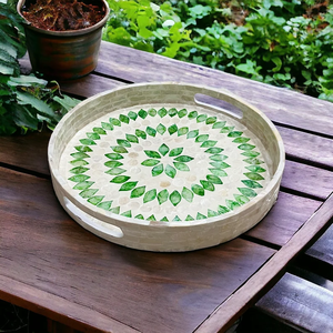 Bandeja de Servir Hecha a Mano con Incrustaciones de Madreperla: Verde y Marfil con Incrustaciones de Concha de Capiz - Product Image 1