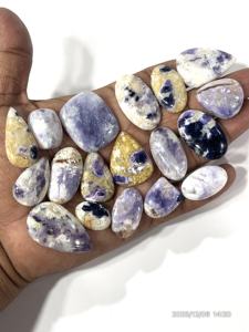 Opale Tiffany violette naturelle, pierre précieuse en vrac, cabochon, formes et tailles variées, environ 20 à 30 mm - Product Image 3