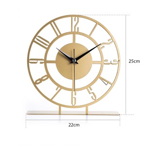 Horloge de bureau minimaliste en métal, forme circulaire, fonctionne à piles, mouvement à quartz, cadre noir, aiguilles dorées, chiffres romains - Product Image 6