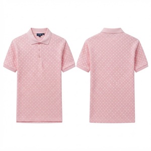 เสื้อโปโลผู้ชายสีชมพูอ่อนลายจุด แต่งขอบสีดำเรียบหรู แขนสั้น ผ้าคอตตอนผสม สวมใส่สบาย เหมาะสำหรับเล่นกอล์ฟหรือใส่ลำลองในฤดูร้อน - Product Image 1