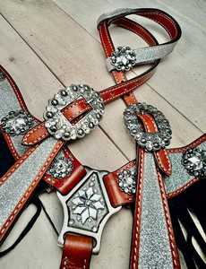 Ensemble de têtière et de collier de poitrail en cuir pour cheval western |   Équipement équestre fait main pour le rodéo et la ferme, avec franges colorées et motif tournesol - Product Image 3