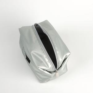 กระเป๋าเครื่องสำอางซิปไนลอนสีเงินพรีเมียม รับทำโลโก้ ปรับแต่งขนาด สี แฟชั่น สำหรับเดินทาง ใช้ในชีวิตประจำวัน ROOTSMEN - Product Image 5