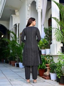 ชุดเซ็ต 2 ชิ้น ลายพิมพ์ดอกไม้สีดำ ผ้าฝ้าย แขนสามส่วน ความยาวระดับน่อง ลายบล็อกพิมพ์ สำหรับผู้หญิง - Product Image 6