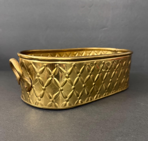 Macetero de Metal Color Latón Único para Decoración de Plantas de Mesa, que Realza la Decoración del Hogar con un Diseño Compacto y Artístico - Product Image 1