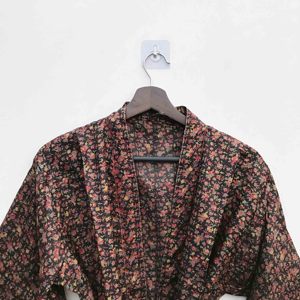 Robe longue kimono vintage en soie indienne pour femme, avec ceinture, style bohème, douce, pour l'été, idéale comme vêtement de nuit, robe de chambre, robe de demoiselle d'honneur ou de maternité, à ouverture frontale. - Product Image 3