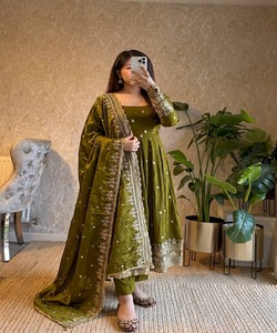 Salwar Kameez Dupatta en Soie Verte pour Femme, Tenue Traditionnelle de Mariage et de Fête, Coupe Ample, Longueur au Sol, Séchage Rapide, Style Indien et Pakistanais 85156 - Product Image 1