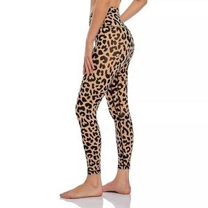 Leggings de yoga taille haute à imprimé léopard pour femmes, longueur intégrale, sans couture, taille élastique, en polyester et élasthanne - Product Image 3