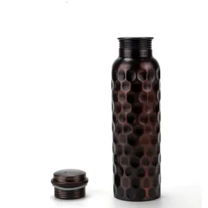 Bouteille d'eau en cuivre martelé oxydé, gourde ayurvédique réutilisable texturée, finition foncée, article de bien-être, cadeau - Product Image 3