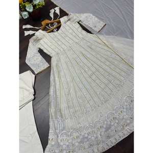 ชุดเดรส Anarkali ดีไซน์เนอร์หมายเลข 13 พร้อมกางเกงและผ้าคลุมไหล่ สีขาว ไซส์ XS เหมาะสำหรับงานแต่งงานและงานเลี้ยง - Product Image 4