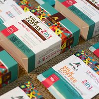 Prêt à boire, mélange de café instantané 2 en 1, fabricant en gros, sachets de 18 g, 5 cristaux de café au lait, OEM/ODM disponible, boîte de 90 g