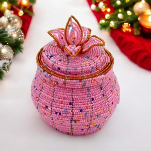 Boîte à bijoux perlée artisanale : Panier de rangement pour bibelots avec couvercle - Product Image 1
