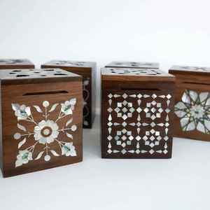 Brûleur à Bakhoor en Bois Fait Main Élégant, Incrustation MOP Lune Étoile, Porte-Encens Arabe Mabkhara, Décoration de Table, Cadeau de l'Aïd, Vente en Gros - Product Image 6