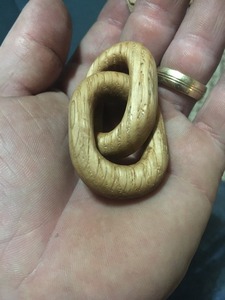 Guirlande décorative en bois de pin avec maillons et perles, maillons en bois sculptés à la main - Product Image 4