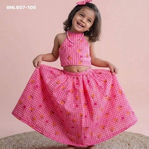 Conjunto elegante de falda y top Mal Chanderi con estampado de cuadros y flores dispersas, listo para usar, con lazo en la espalda, proveedor de la India. - Product Image 1