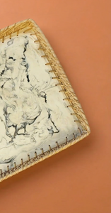 Bandeja cuadrada de resina con efecto mármol hecha a mano, con borde de ratán tejido, bandeja decorativa para mesa de café, decoración del hogar. - Product Image 2