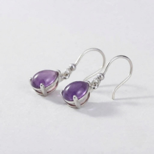 Rhaya Jewels Hochwertige 925er Sterlingsilber Rhodium-plattierte Ohrringe im Bohemian-Stil mit tropfenförmigem Cabochon-Amethyst und Hakenverschluss - Product Image 3