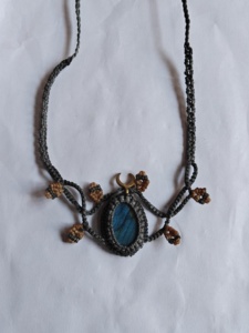 Collier en macramé gris fait main, labradorite ovale cabochon, éclat bleu, bijoux bohèmes en forme de feuille pour femmes - Product Image 3
