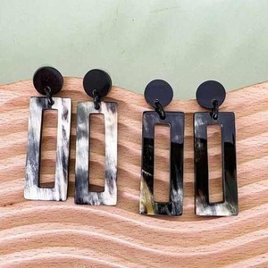 Boucles d'oreilles artisanales en corne de buffle naturelle, écologiques, légères, bijoux de mode pour femmes, vente en gros - Product Image 1