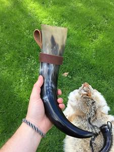 Corne à boire artisanale durable et de qualité alimentaire avec support, taille personnalisée, authentique, pour vin, cidre, bière, style Viking - Product Image 2