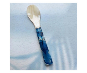 Cuillère de luxe en coquille naturelle, conçue pour l'utilisation du caviar haut de gamme dans les restaurants de haute couture. - Product Image 3