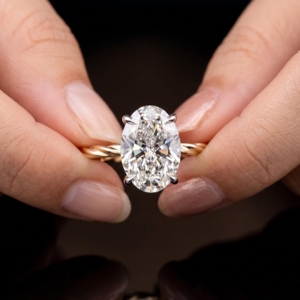 Anillo de compromiso con diamante cultivado en laboratorio de corte ovalado de 2.0 CT, oro amarillo macizo de 14K con tallo retorcido y halo oculto, anillo de boda para ella. - Product Image 4