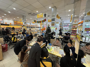Exhibidor de Vidrio Moderno Premium Personalizado con Bandeja Extraíble, Exhibidor LED para Minoristas ADong A57, Fácil Montaje, Uso en Interiores, OEM Vietnam - Product Image 4