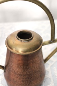 Arrosoir vintage à long bec, design martelé foncé, idéal pour une arrosage contrôlé et écologique et des soins quotidiens des plantes, provenant d'Inde. - Product Image 3