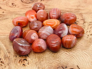 Pierre précieuse cornaline rouge de qualité supérieure 20-30mm, pierres roulées sculptées Feng Shui Reiki, provenant d'Aashim Agate, Gujarat - Product Image 5