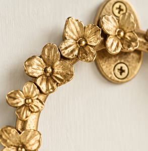 Sonnette de porte Botanical Blossom en ton doré avec détails floraux et poignée circulaire pour une entrée élégante et traditionnelle - Product Image 4
