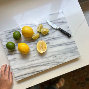 Planche à découper en marbre de qualité supérieure avec texture de pierre naturelle pour une présentation élégante - Product Image 1