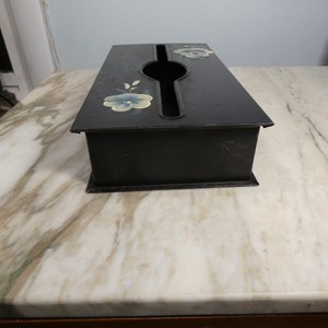 Caja de pañuelos metálica pintada con opción de montaje en pared, negra con flores pintadas - de una finca inglesa - Product Image 5