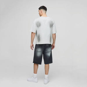 Shorts en jean denim noir délavé, coupe large, poches surdimensionnées, style streetwear pour homme - Product Image 2