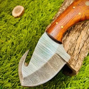 Couteau de chasse artisanal en acier Damas, manche en bois naturel, couteau à dépecer pour usage extérieur - Product Image 1