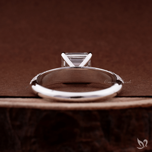 แหวนเพชรทรง Asscher Cut 2 กะรัต เพชรเลี้ยงในห้องปฏิบัติการ ดีไซน์ทรงสี่เหลี่ยมจัตุรัสแบบ Bold Square Step Cut แหวนหมั้นพร้อมวงแหวนแบบ Micro Pave - Product Image 3