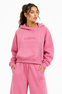 Ensemble de survêtement rose pour femme avec sweat à capuche asymétrique zippé, veste oversize et pantalon de survêtement à coupe ample avec logo embossé ton sur ton et impression DTG - Product Image 3