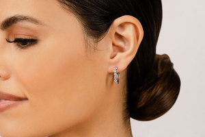 Boucles d'oreilles créoles de luxe en or pur 14 carats avec diamants de laboratoire essentiels de 1/2 carat, idéales pour un mariage ou comme cadeau - Product Image 3