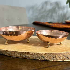 Tazón de mezcla de cobre martillado, forma redonda, tamaño grande, con patas de latón, tazón para alimentos de alta calidad, precio al por mayor, hecho a mano en India - Product Image 1