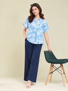 เสื้อเบลาส์คอวีแขนสั้นลำลองสำหรับผู้หญิงฤดูร้อนทรงหลวมสีน้ำเงินมัดย้อม - Product Image 1